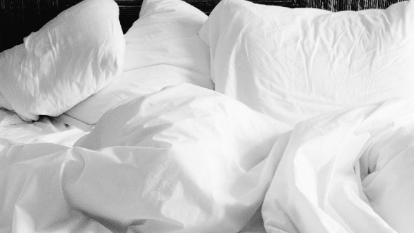 শোওয়ার ঘরে কোনও ধর্মীয় বই নয়