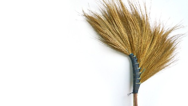 লুকিয়ে রাখুন ঝাঁটা