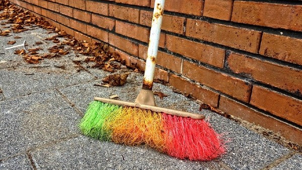 রান্নাঘরে ঝাঁটা নয়