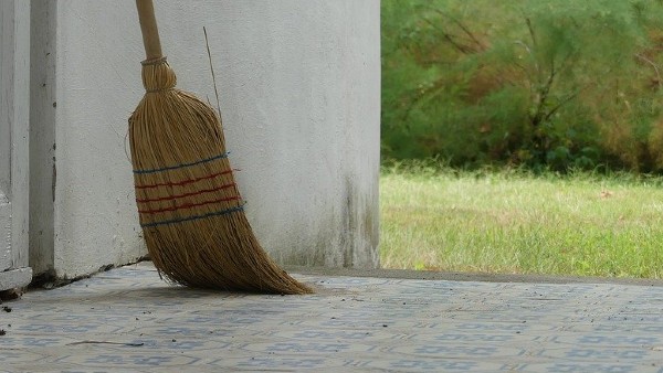  ঝাঁটা বা ডাস্টবিন সরিয়ে রাখুন