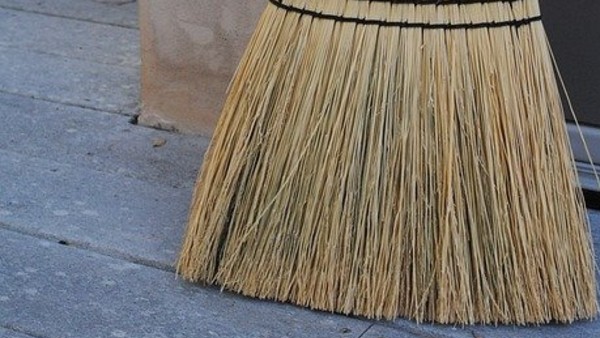 ভাঙা ঝাঁটা ব্যবহার নয়