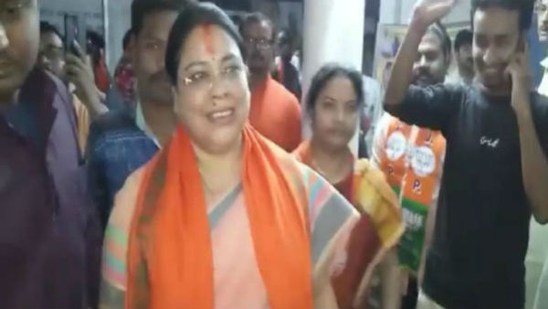 দেবশ্রী চৌধুরীর ছবি সাদা কাগজে ঢাকা নিয়ে বিতর্ক 