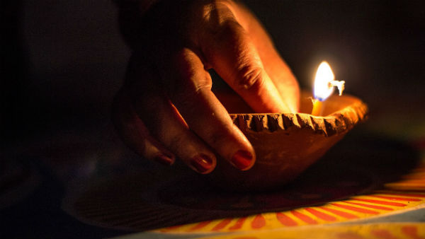 সন্ধ্যেবেলা প্রদীপ দান