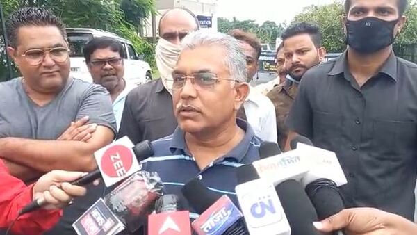 সাহায্য করার জন্য তৈরি তিনি সাহায্য করার জন্য তৈরি তিনি