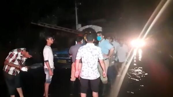 ভারী বৃষ্টির পরেই এলাকায় জমা জল ভারী বৃষ্টির পরেই এলাকায় জমা জল