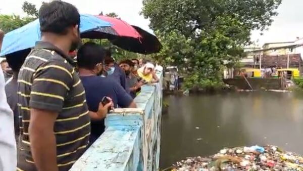 আশপাশের এলাকাতেও জল থৈ-থৈ আশপাশের এলাকাতেও জল থৈ-থৈ