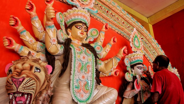 অষ্টমীতে দেবীকে অর্পণ করুন কড়ি, পদ্ম