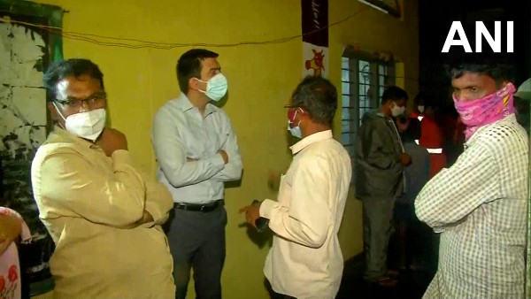 ত্রাণ শিবিরে আশ্রয় নিয়েছেন বহু মানুষ ত্রাণ শিবিরে আশ্রয় নিয়েছেন বহু মানুষ