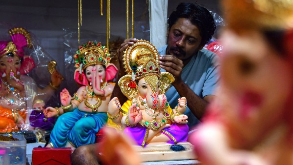 সেজে উঠেছে মুম্বই সেজে উঠেছে মুম্বই
