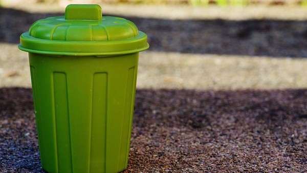 ঘরের দরজার সামনেই ডাস্টবিন