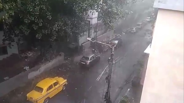 অঝোর ধারায় বৃষ্টি কলকাতায়, বজ্র-বিদ্যুতেরও দাপট 