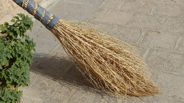  কোনদিন ঝাঁটা বাইরে বের করতে নেই