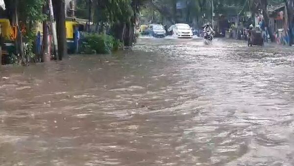 জল জমেছে কলকাতার বিভিন্ন জায়গায়