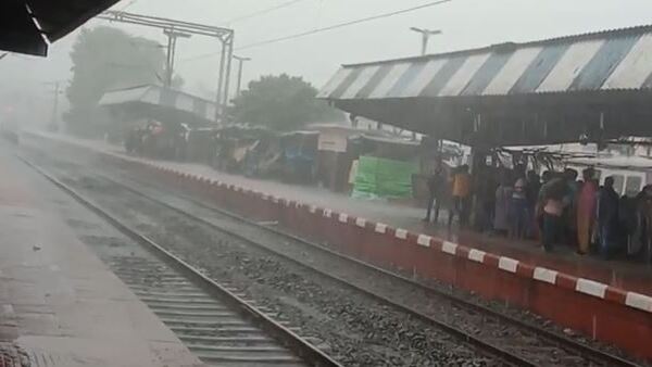 জল জমেছে রেললাইনে