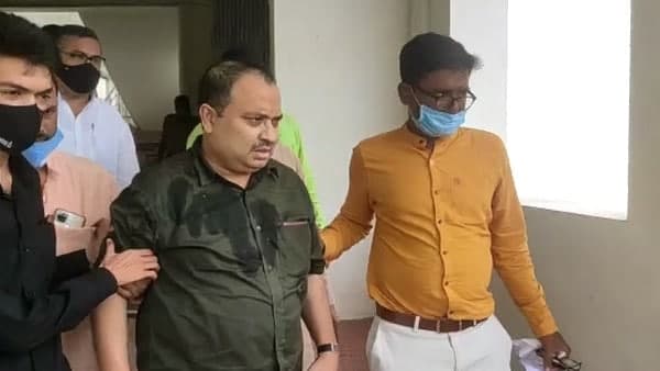 সোমবার সকালে ত্রিপুরা পৌঁছে যান কুণাল সোমবার সকালে ত্রিপুরা পৌঁছে যান কুণাল