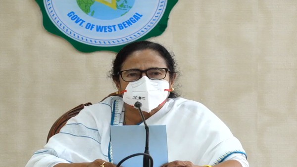 পাড়ায় পাড়ায় আড্ডার মেজাজে প্রচারে মমতা বন্দ্যোপাধ্যায়