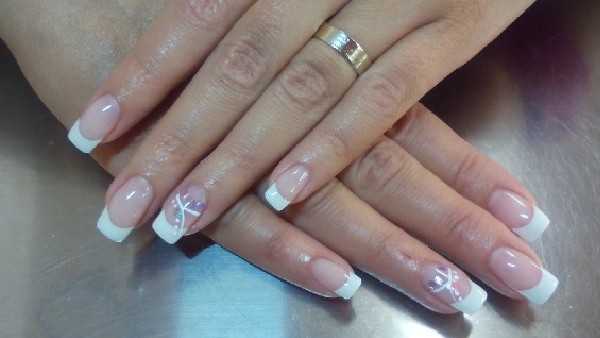 নখের ওপর সাদা বা কালো ছোপ নখের ওপর সাদা বা কালো ছোপ