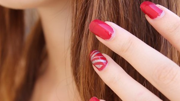 হলুদ রঙের নথ যাঁদের হলুদ রঙের নথ যাঁদের