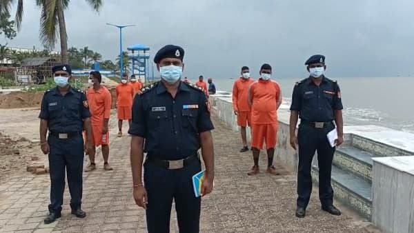 সাধারন মানুষকে সরানোর কাজ চলছে সাধারন মানুষকে সরানোর কাজ চলছে