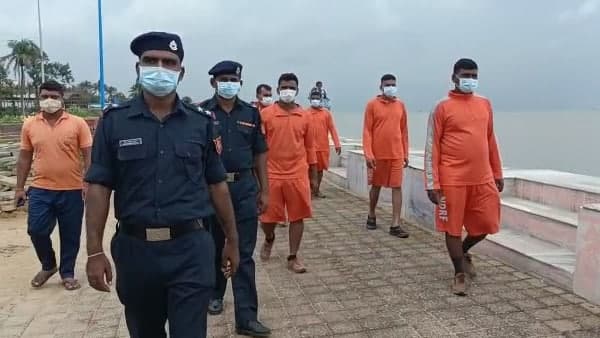দিঘার সমুদ্রে পৌঁছে গিয়েছে NDRF দিঘার সমুদ্রে পৌঁছে গিয়েছে NDRF