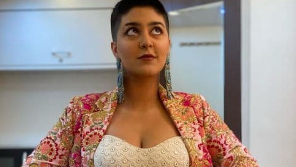 মুস নানা ধরনের রং দেখিয়েছেন এই শোতে