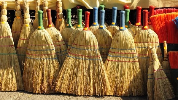 জলে ধুয়ে ফেলবেন না ঝাঁটা, কোথায় রাখা উপযুক্ত? জলে ধুয়ে ফেলবেন না ঝাঁটা, কোথায় রাখা উপযুক্ত?