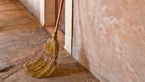 রাতে ঝাঁটা রাখার সঠিক স্থান