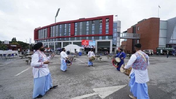 সাঁড়াশি চাপে ইসিবি