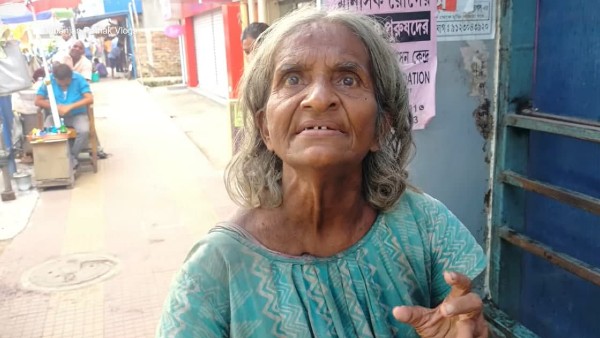 ফুটপাথে প্রাক্তন মুখ্যমন্ত্রীর শ্যালিকা