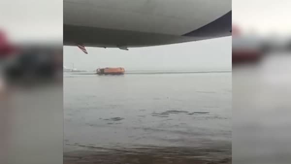 ভাসছে বিমানবন্দর ভাসছে বিমানবন্দর