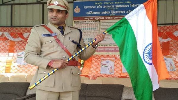 পুলিশ-কর্তা যোগিন্দর কৃতজ্ঞ ধোনির কাছে পুলিশ-কর্তা যোগিন্দর কৃতজ্ঞ ধোনির কাছে