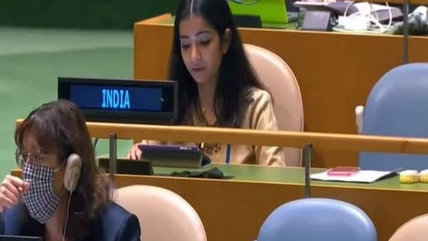 সোশ্যাল মিডিয়ায় ট্রেন্ডে IFS স্নেহা দুবে