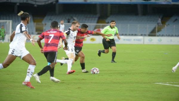 পিছিয়ে পড়েও এগিয়ে