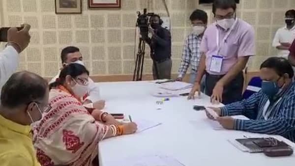 খারাপ খবর এসে পৌঁছয় আইনজীবীর কাছে