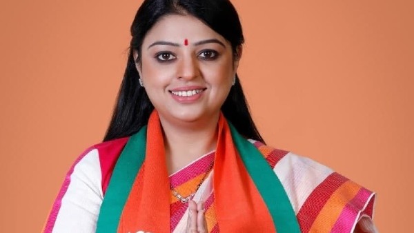 রবিবাসরীয় সকালে জনসংযোগে বেরোন বিজেপি প্রার্থী প্রিয়াঙ্কা 
