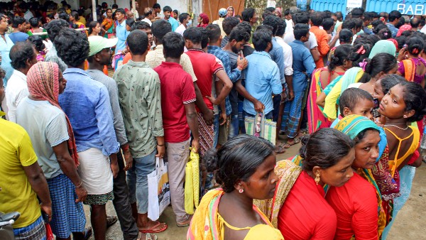 লক্ষ্মীরভান্ডারের ফর্ম জমা নিচ্ছেন দেবী স্বয়ং, অভিনব উদ্যোগ তৃণমূলের 
