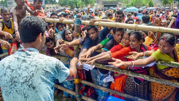 লক্ষ্মীরভান্ডারের ফর্ম জমা নিচ্ছেন দেবী স্বয়ং, অভিনব উদ্যোগ তৃণমূলের 