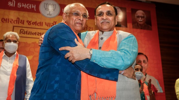 আনন্দীবেন প্যাটেলের আশীর্বাদ নিয়েই শুরু জয়যাত্রা