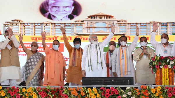 যোগীর হিন্দুত্ববাদী রাজনীতি! যোগীর হিন্দুত্ববাদী রাজনীতি!