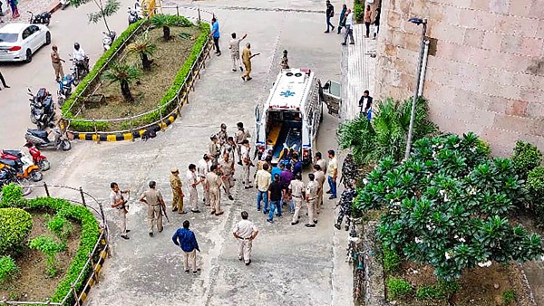 ঘটনাস্থলেই মৃত্যু ৩ জনের ঘটনাস্থলেই মৃত্যু ৩ জনের