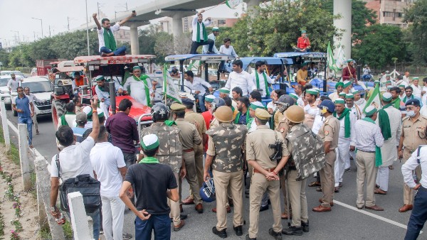 বিশাল পুলিশ বাহিনী বিশাল পুলিশ বাহিনী