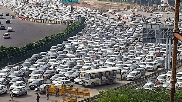 ধীরগতিতে ট্রাফিক ধীরগতিতে ট্রাফিক