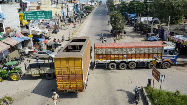 বিকেল হতেই উঠতে শুরু করে অবরোধ বিকেল হতেই উঠতে শুরু করে অবরোধ