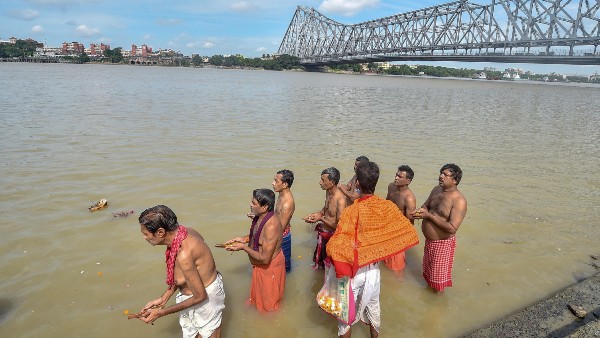  কেন কাকে পিতৃপক্ষে খেতে দেওয়া হয়?