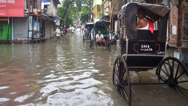 প্রবল বর্ষণে বিপর্যস্ত শহর ও শহরতলি