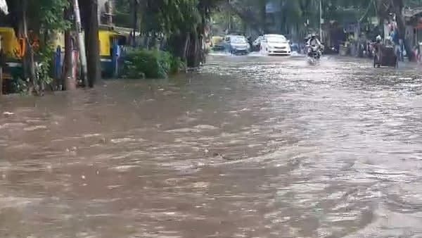 কলকাতার একাধিক রাস্তা জলমগ্ন কলকাতার একাধিক রাস্তা জলমগ্ন