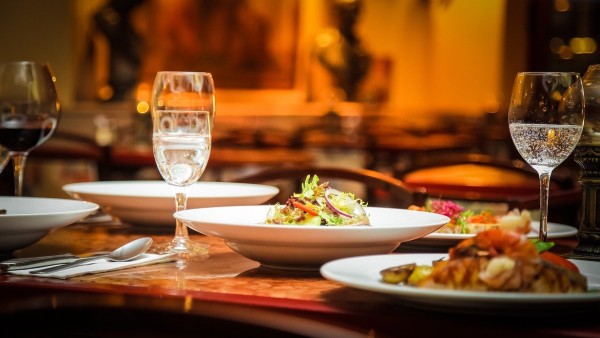 রেস্তোরাঁয় ঢুকতে দেওয়া হয়নি মহিলাকে রেস্তোরাঁয় ঢুকতে দেওয়া হয়নি মহিলাকে