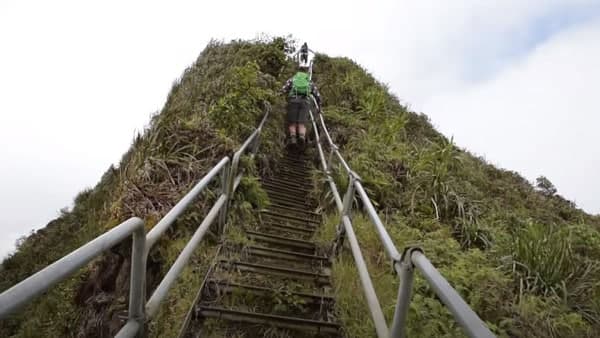 ২৪৮০ ফুট উচু এই সিঁড়িতে ৩৯৩৩ টি স্টেপ রয়েছে ২৪৮০ ফুট উচু এই সিঁড়িতে ৩৯৩৩ টি স্টেপ রয়েছে