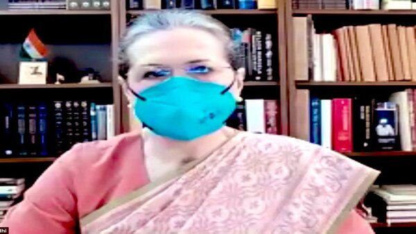 করোনা বিধি মেনেই প্রতিবাদ করোনা বিধি মেনেই প্রতিবাদ