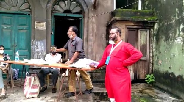 ভবানীপুরে ভোটগ্রহণ কেন্দ্রের ৫০ মিটারে মমতার হোডিং কেন, প্রশ্ন তুললেন CPIM প্রার্থী শ্রীজীব ভবানীপুরে ভোটগ্রহণ কেন্দ্রের ৫০ মিটারে মমতার হোডিং কেন, প্রশ্ন তুললেন CPIM প্রার্থী শ্রীজীব